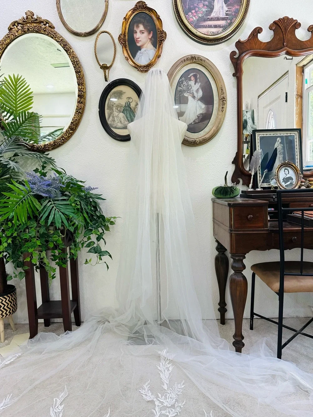 Elegant Long Bridal Veil in White - Classic Sheer Tulle